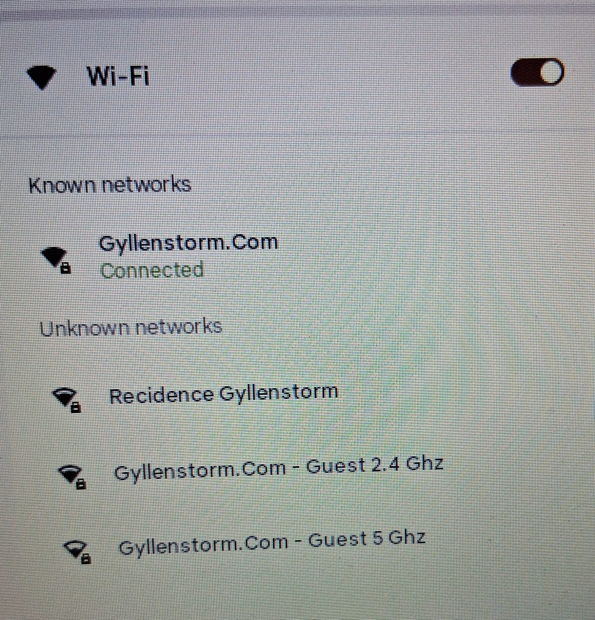 Wifi nätverk kan användas som "honungsfällor" dvs när användare ansluter till gästnätverk 2,4 Ghz eller 5 Ghz så kan användaren automatiskt skickas vidare till en webbplats som loggar IP, användarenhet, klockslag samt surfdata (webbadresser som gästen besöker) med mera. 2,4 Ghz har kortare mellanrum mellan radiovågorna än vad 5 Ghz har. 2,4 Ghz kan tränga genom väggar med mera. Generellt så är 2,4 Ghz att föredra vid Wifi gästnätverk (Gäst SSID). Wifi nätverk kan användas som "honungsfällor" dvs när användare ansluter till gästnätverk 2,4 Ghz eller 5 Ghz så kan användaren automatiskt skickas vidare till en webbplats som loggar IP, användarenhet, klockslag samt surfdata (webbadresser som gästen besöker) med mera. 2,4 Ghz har kortare mellanrum mellan radiovågorna än vad 5 Ghz har. 2,4 Ghz kan tränga genom väggar med mera. Generellt så är 2,4 Ghz att föredra vid Wifi gästnätverk (Gäst SSID).